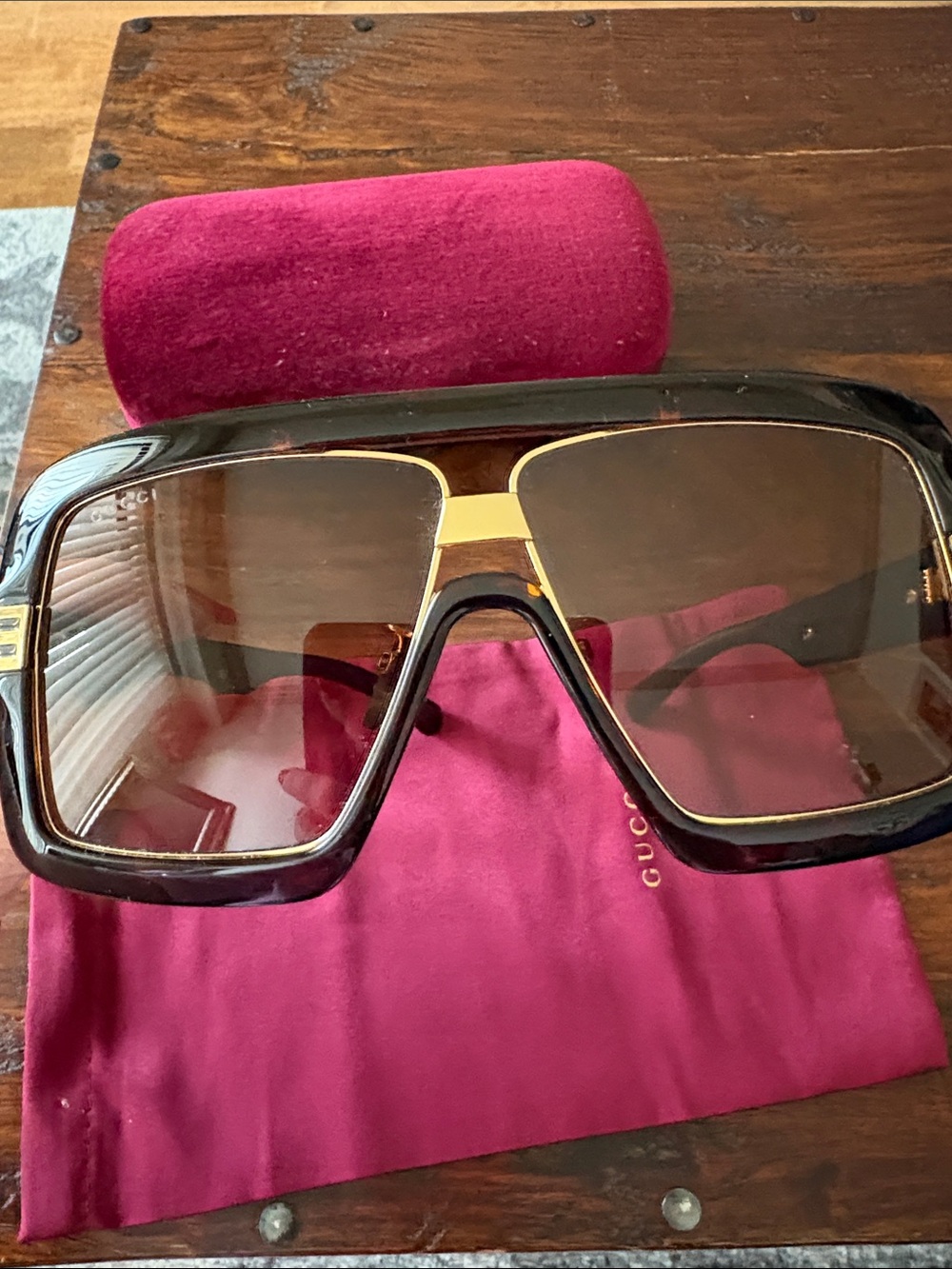 Gucci Oversize Tortoiseshell Frame Sunglasses with Gold Accents - Brown Lenses - Picture 6 of 7